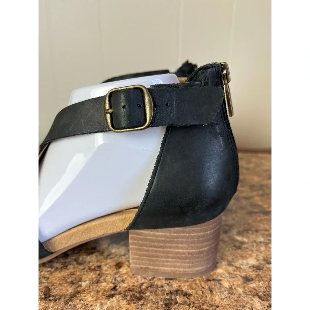 Lucky Brand Pydrina Black Leather Sandals 8.5 M Block Heel Strappy‎ Zipper Back